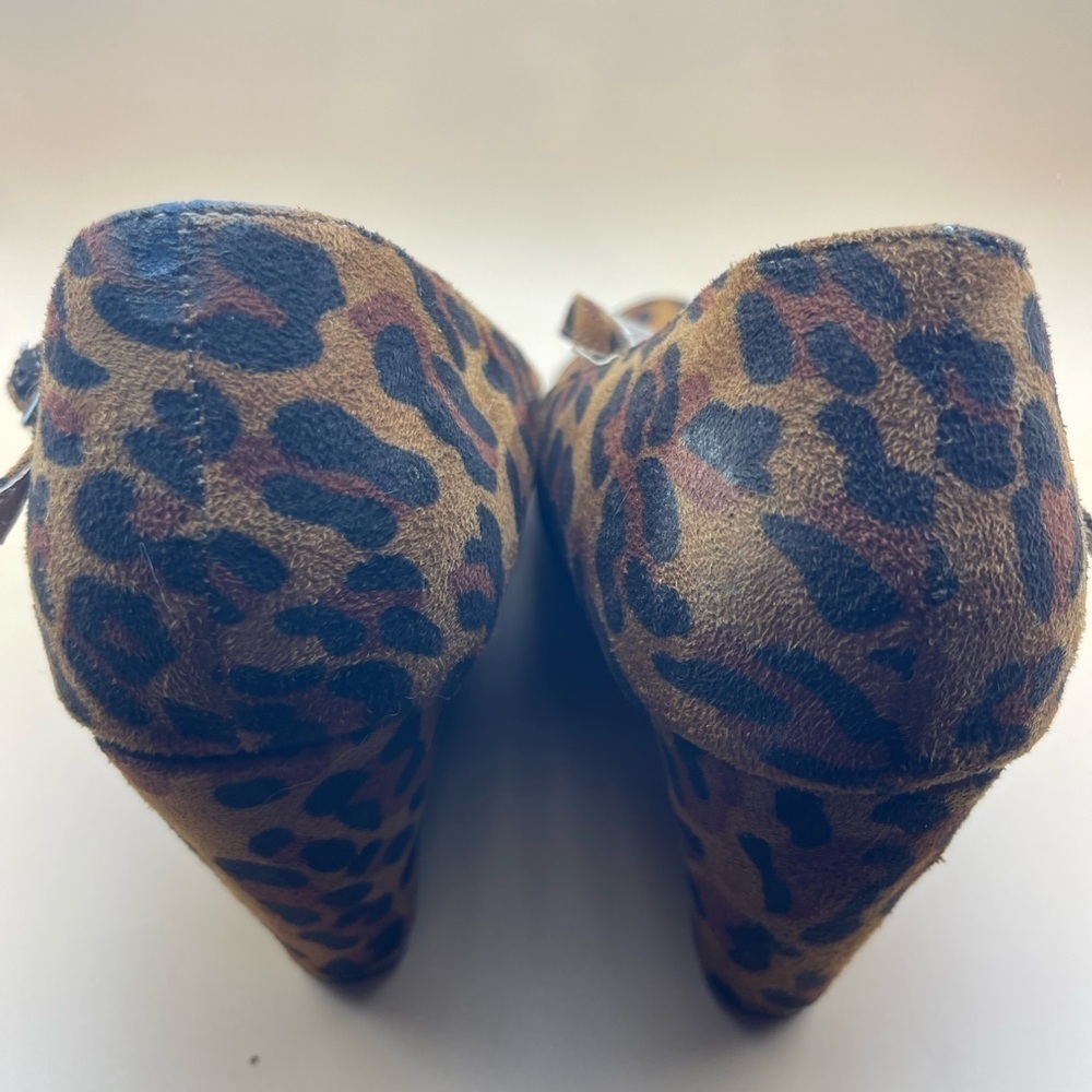 Chase & Chloe Emmy Mary Jane Wedge Pump
LEOPARD, Size 10, Preowned condition - Picture 6 of 10